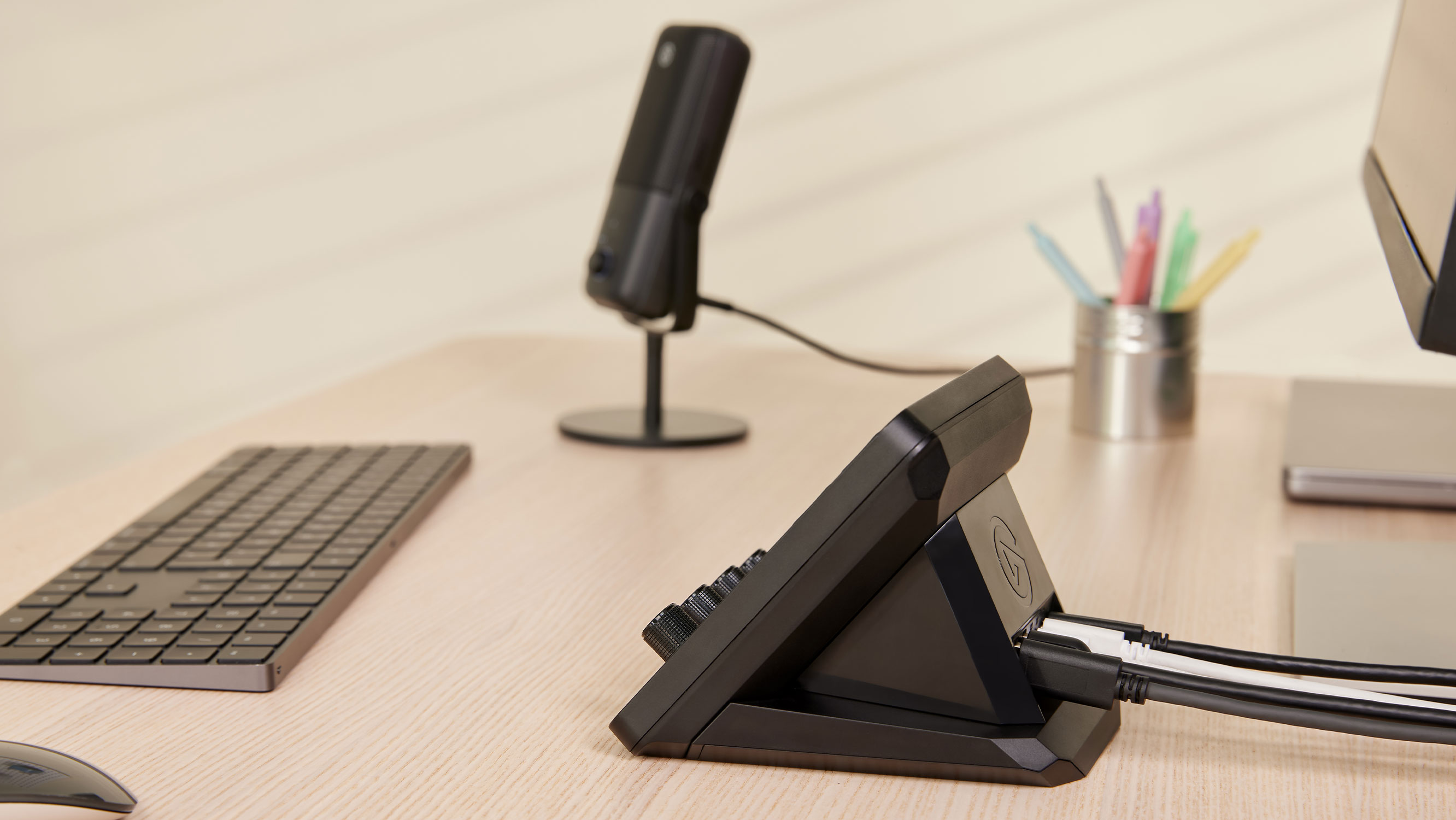 ［美品］Elgato Stream Deck +とElgato USBハブ USB Hub | Multiport Adapter for Stream Deck + | Elgato